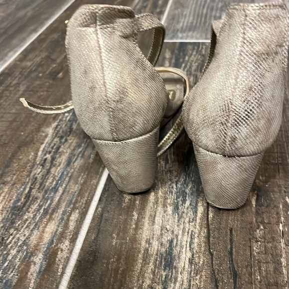 Kenneth Cole Reaction gold wedge sandals.  Like new condition. - Picture 4 of 6